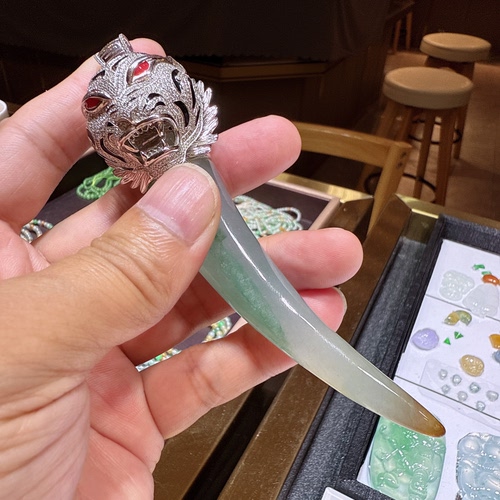 缅甸A货冰种黄加绿虎牙