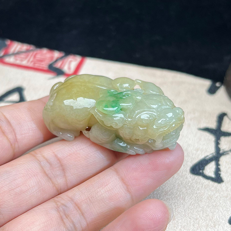 缅甸A货翡翠貔貅吊坠黄加绿招财