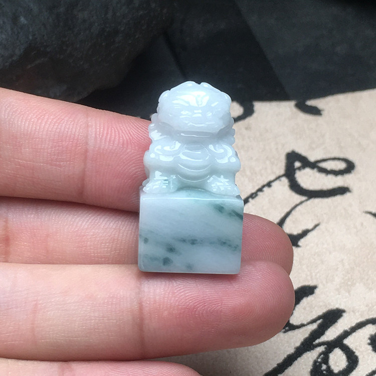 玉石寨A货翡翠狮子印章送证