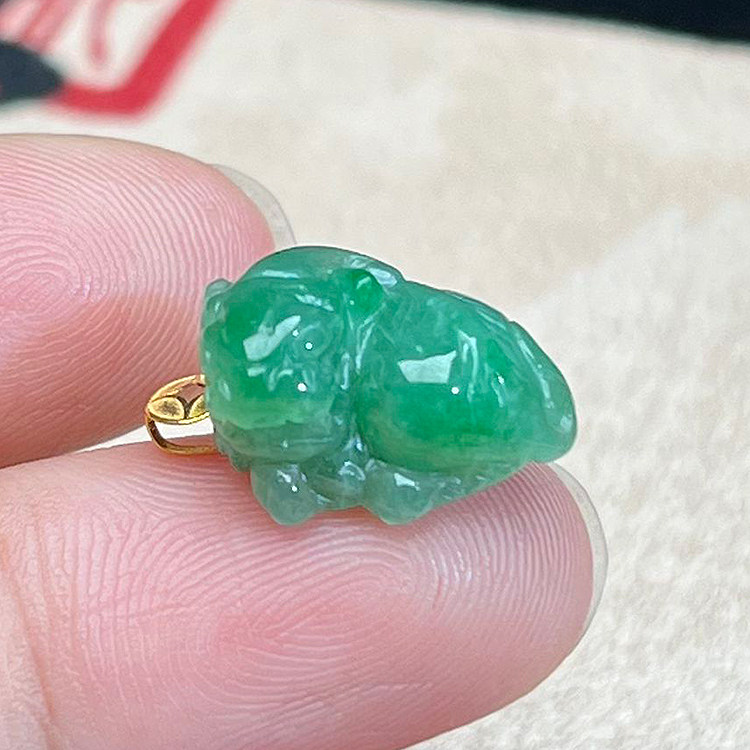 缅甸A货冰糯种翡翠貔貅吊坠