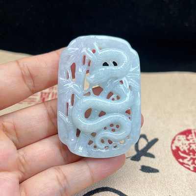 缅甸冰糯翡翠生肖蛇吊坠送证书