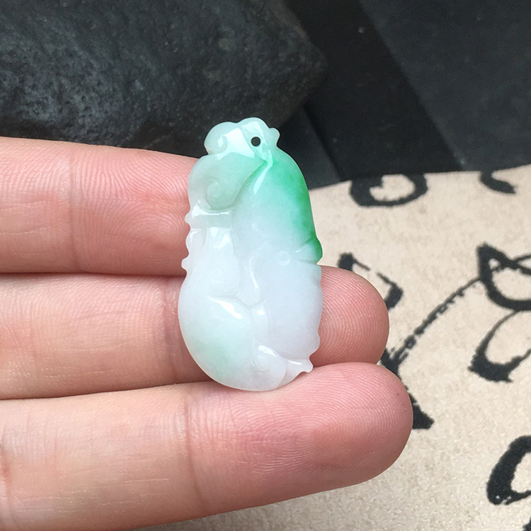 玉石寨A货翡翠荷叶鱼吊坠