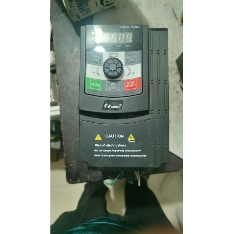 售前询价日业变频器拆机CM530H4T2R2GB/4R0PB实物图