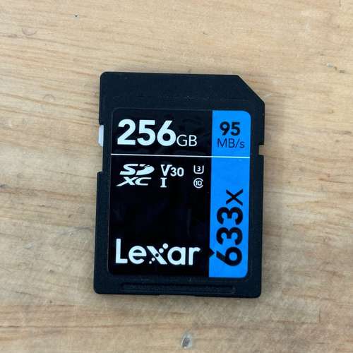 出一张雷克沙Lexar 256GB SD卡，633X系列