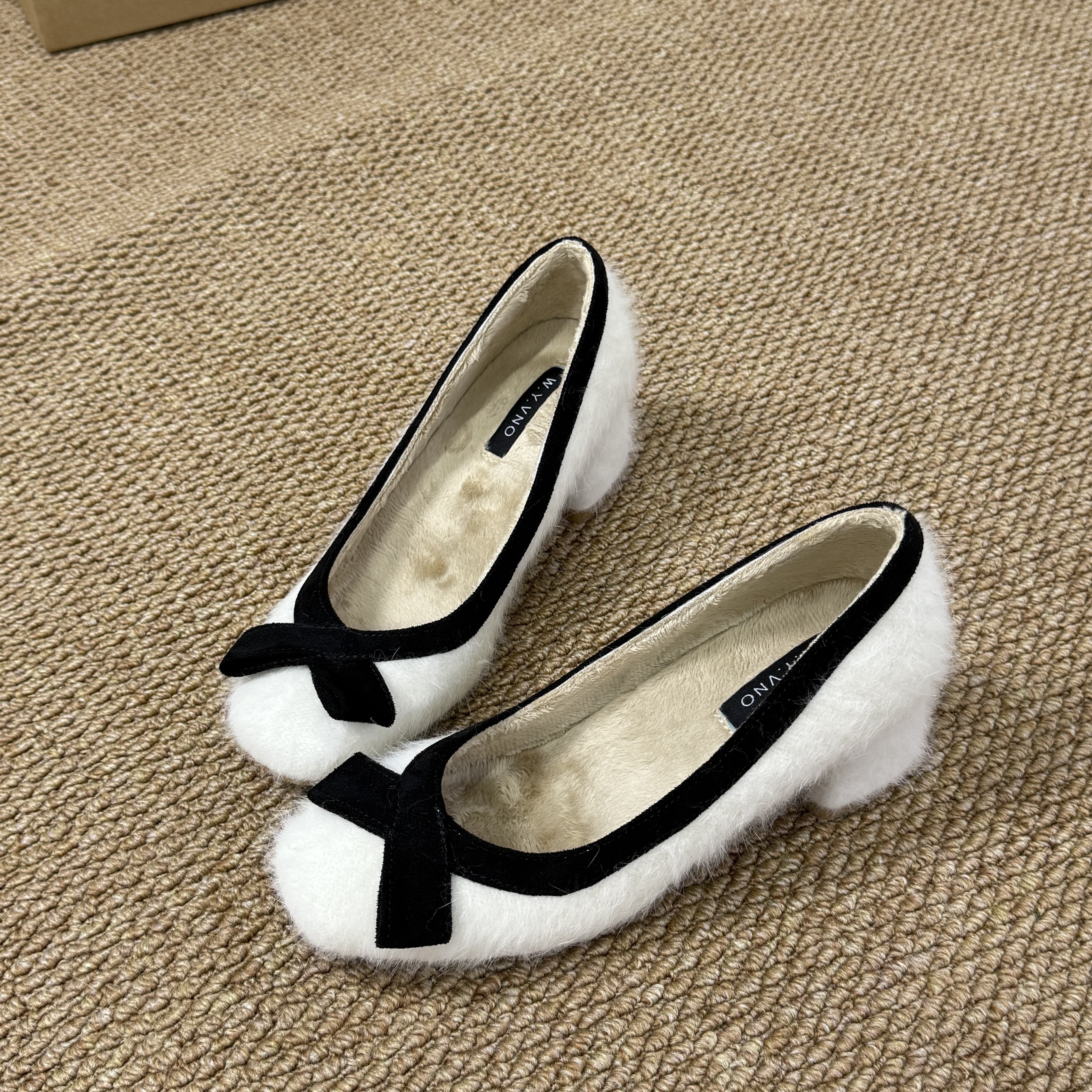 秋冬法式复古交叉带保暖毛绒单鞋