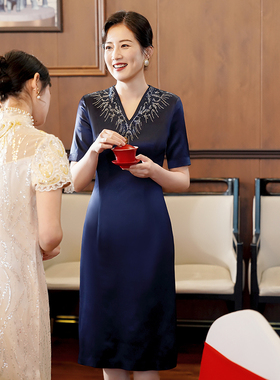 蓝色妈妈装婚宴晚礼服女高级感高贵年轻喜婆婆婚礼敬酒服平时可穿