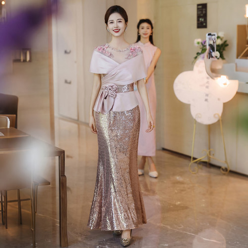 粉色亮片喜婆婆婚宴装礼服轻奢高级感高端洋气年轻妈妈婚礼连衣裙
