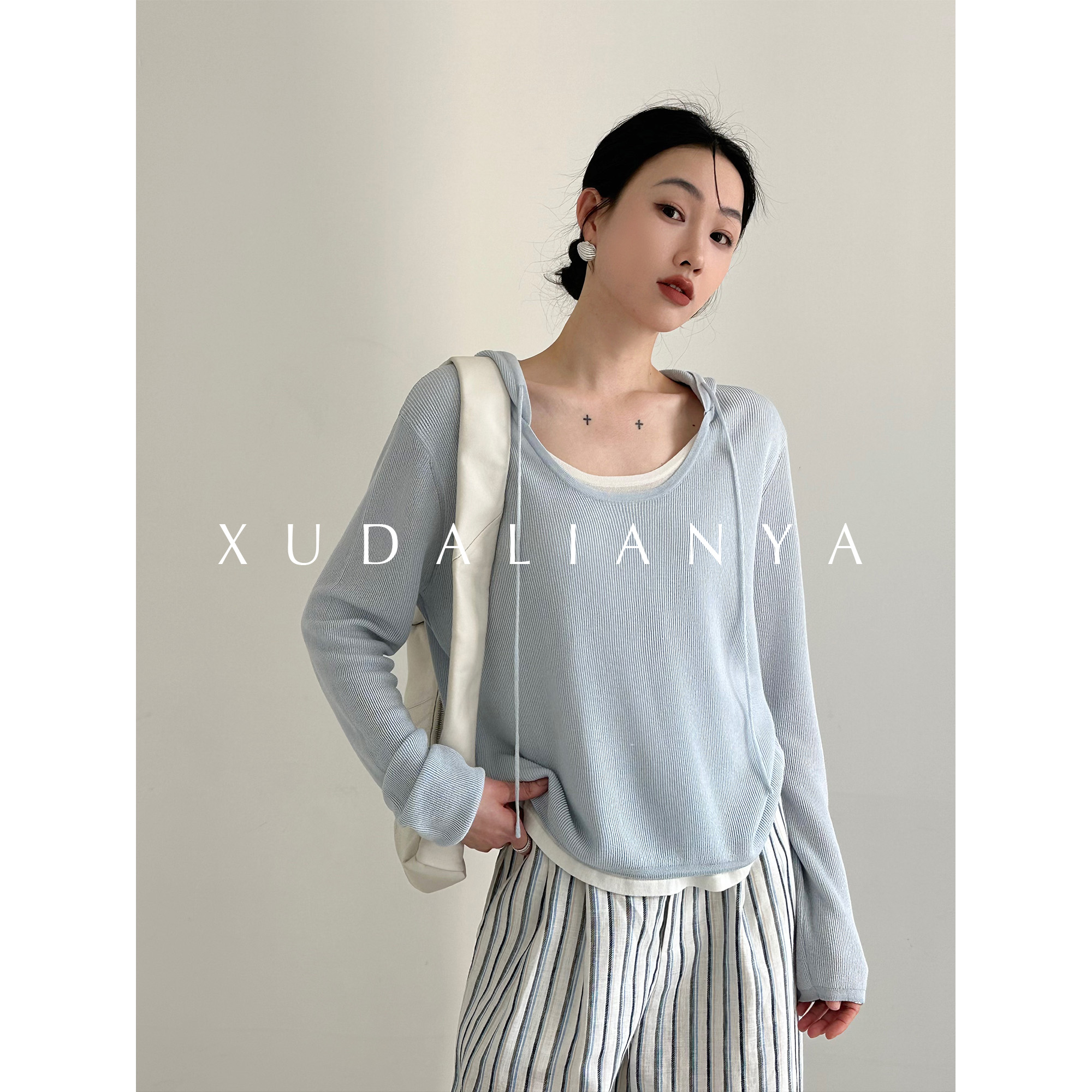 徐大脸吖定制 miu系大圆领露锁骨显瘦上衣女春夏连帽假两件针织衫