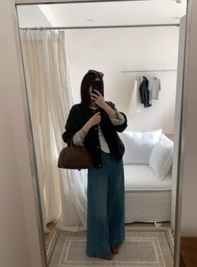 黑色配包包皮衣 kitty猫正肩T恤 红腰带牛仔阔腿裤