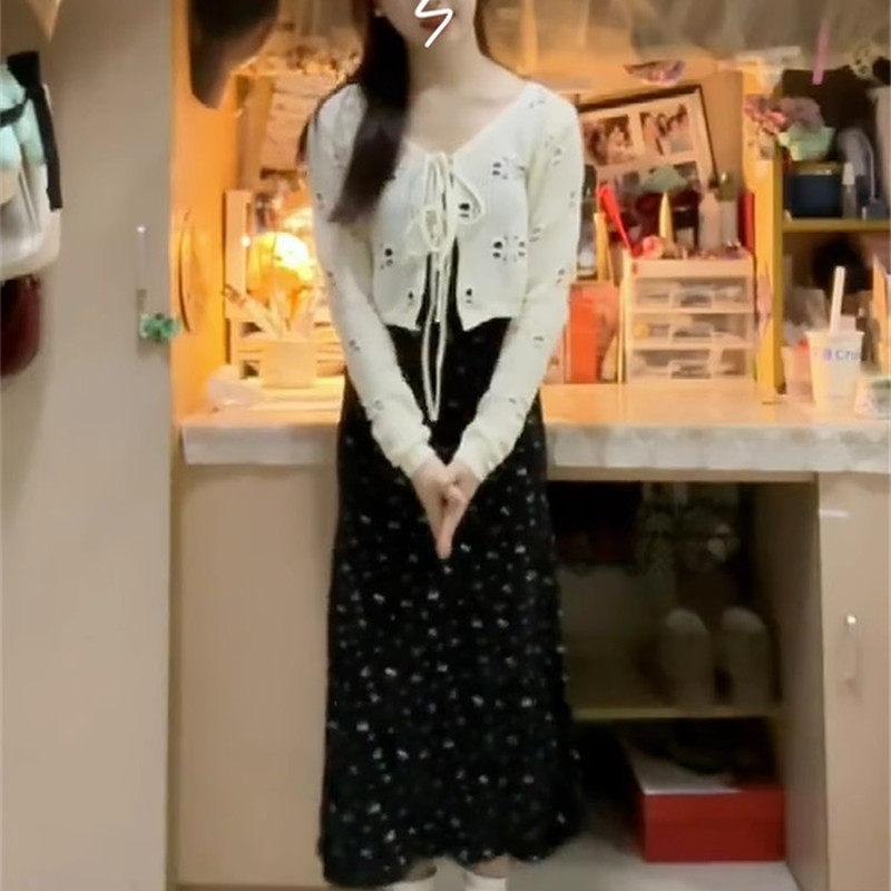 夏季法式温柔气质黑色碎花吊带打底裙连衣裙女春秋新款收腰长裙子