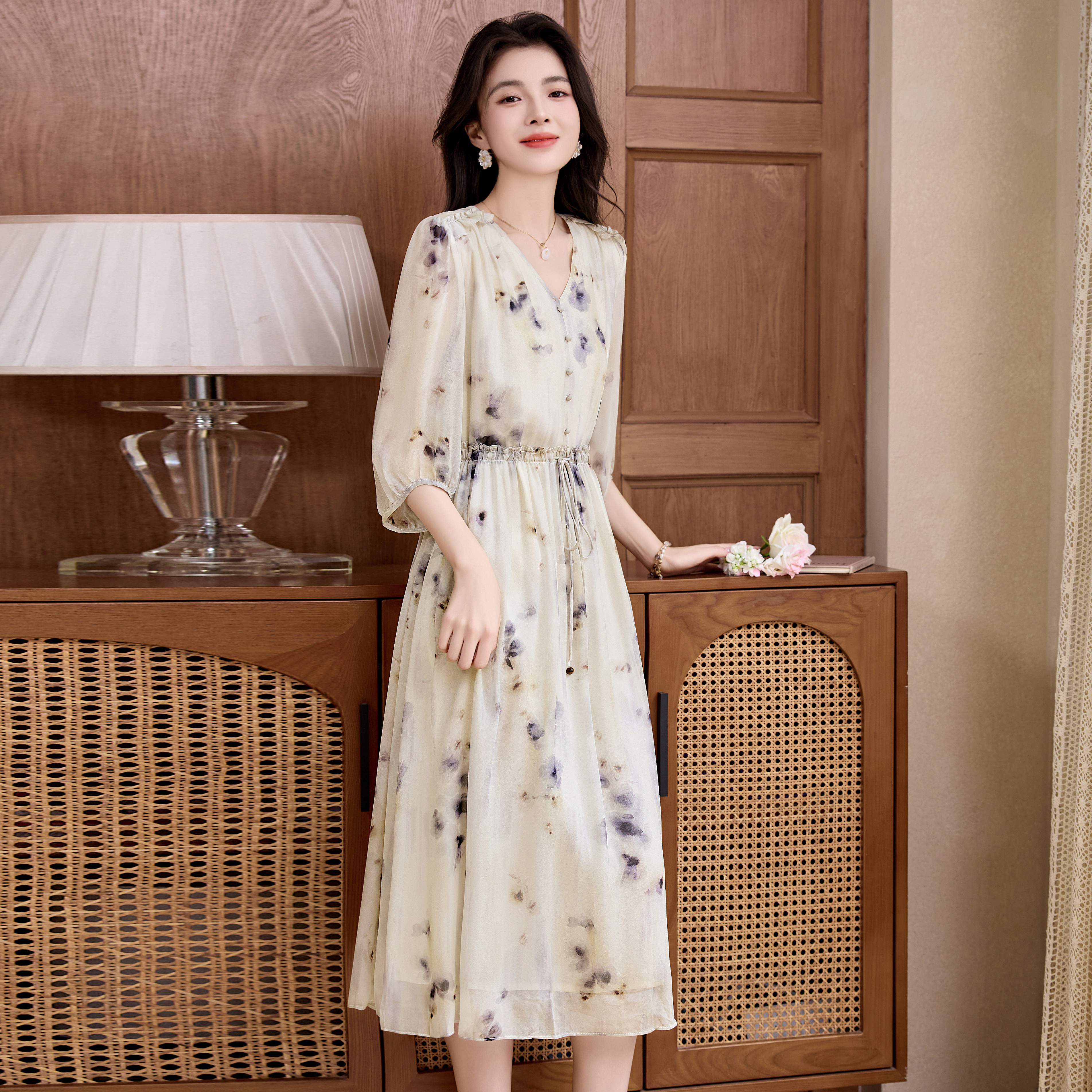 高端真丝连衣裙女2025夏季新款年轻妈妈装V领印花桑蚕丝中长裙子