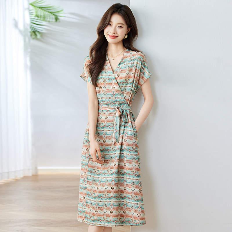 度假风V领碎花真丝连衣裙女2026夏新款收腰波西米亚风桑蚕丝裙子