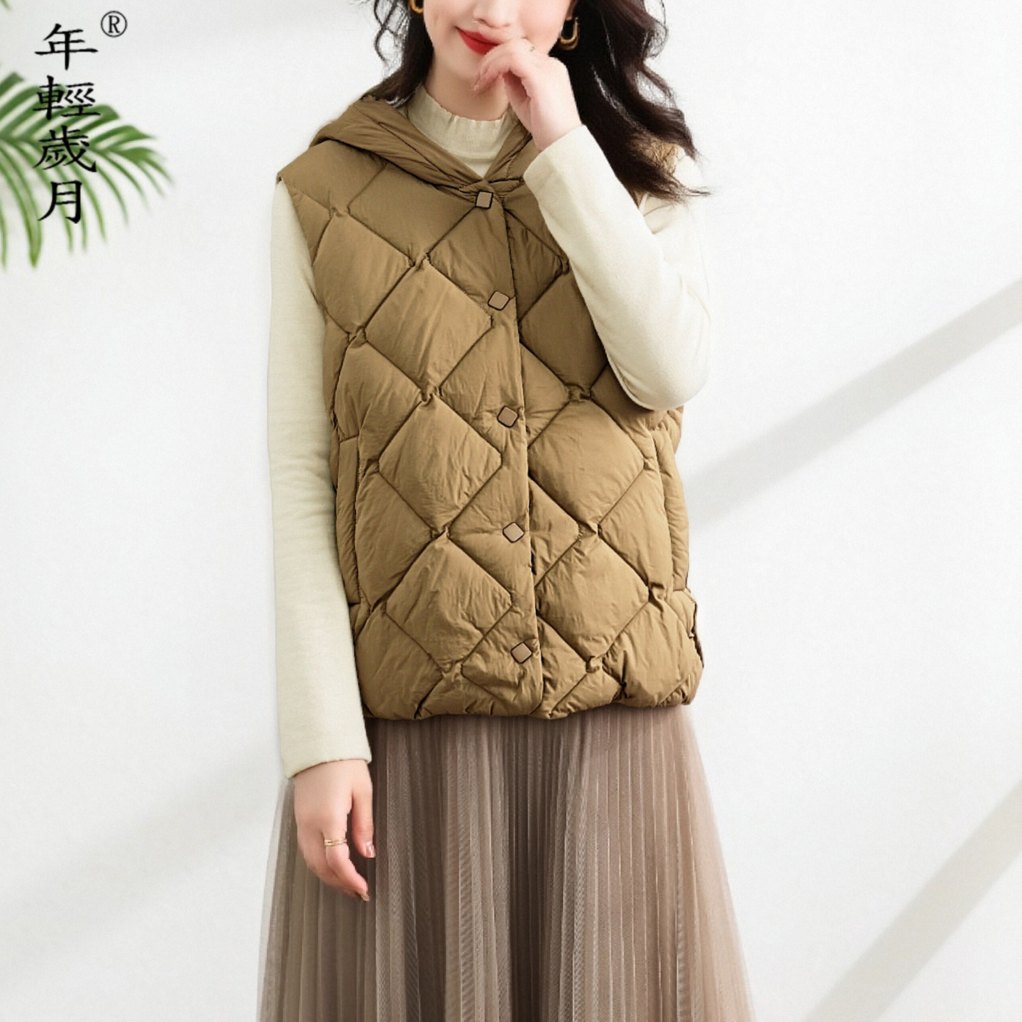 轻薄羽绒马甲女短款连帽2026秋冬新款白鸭绒打底内胆百搭背心马夹