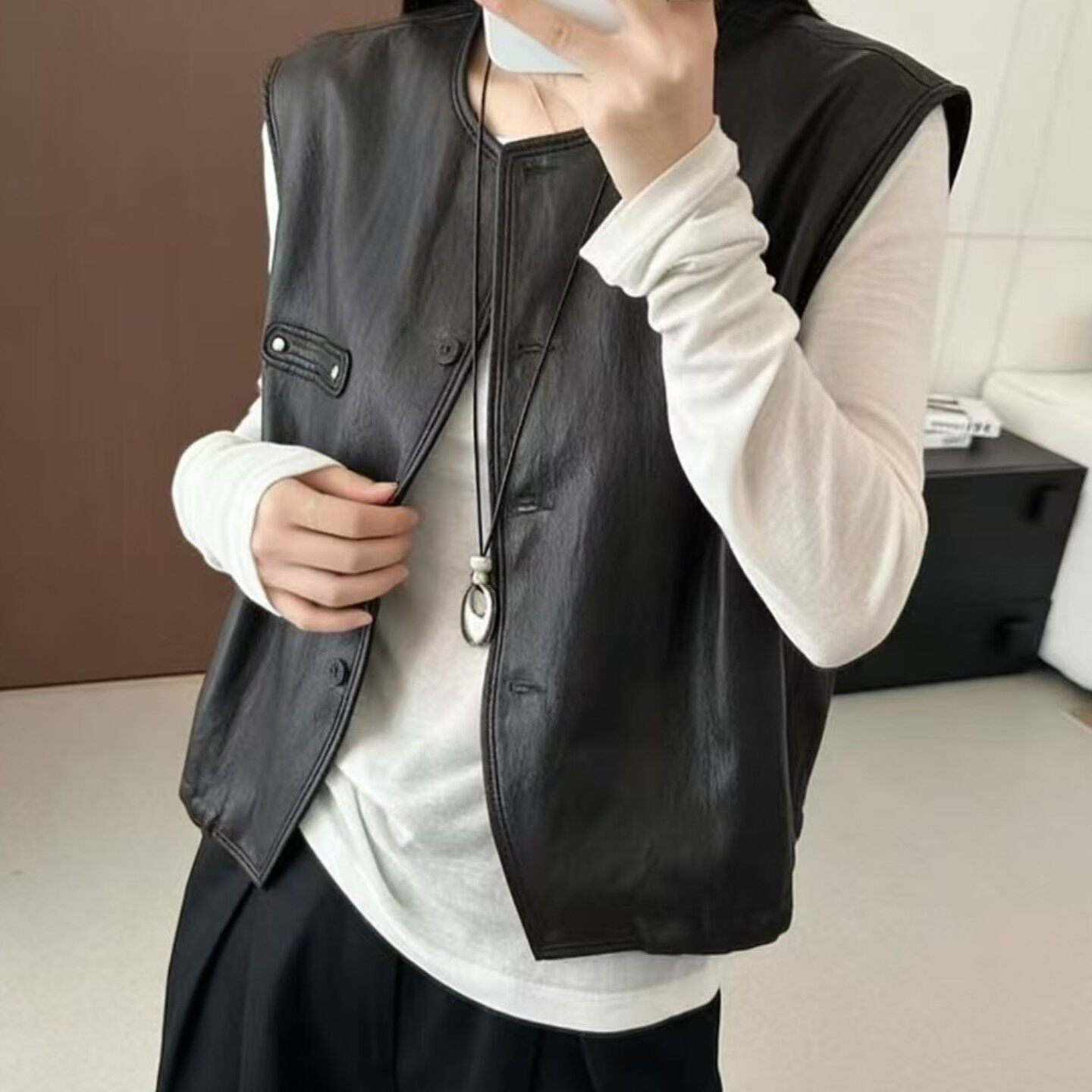 高级感pu皮马甲女春秋新款叠穿无袖坎肩背心外套短款坎肩圆领上衣