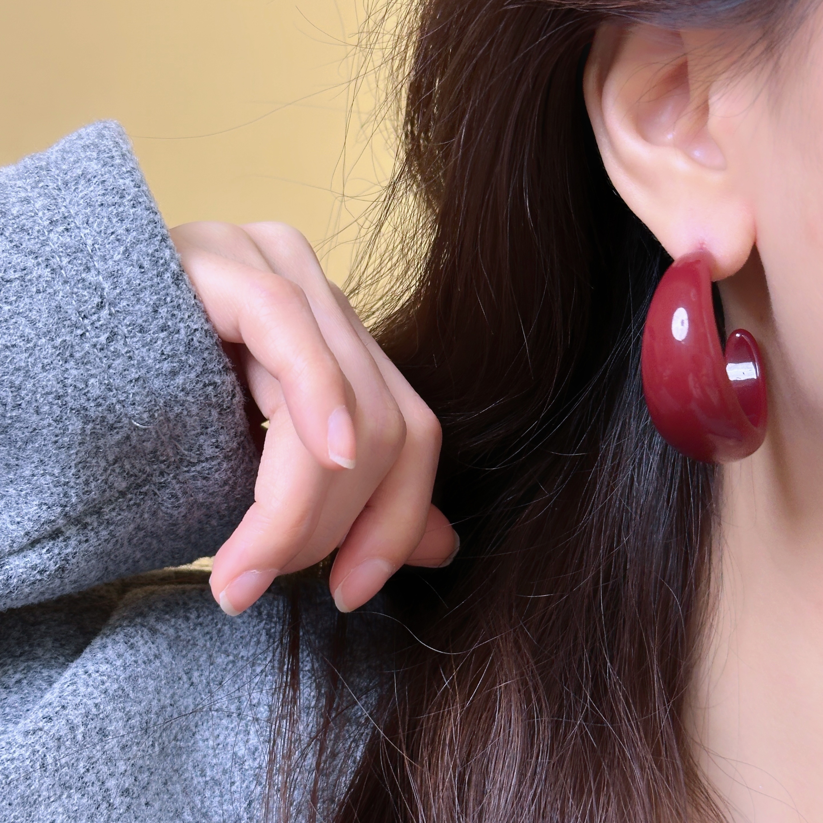 安克拉酒红秋冬复古港风C型耳环高级感小众气质法式树脂耳圈耳饰