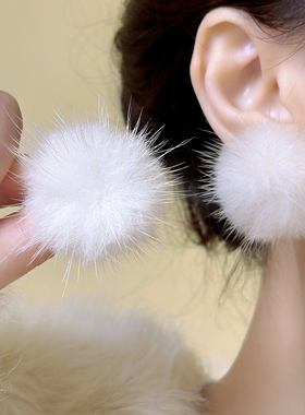 秋冬白色毛绒球球耳环小众设计感温柔气质简约耳钉女高级感耳饰