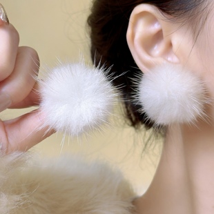 秋冬白色毛绒球球耳环小众设计感温柔气质简约耳钉女高级感耳饰