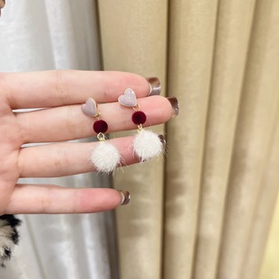 粉红色爱心毛球耳钉秋冬毛绒耳环女2025小众设计感高级感耳饰耳夹