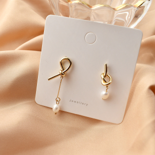2025新款潮珍珠不对称耳环仙女同款女气质打结金属耳钉百搭耳饰