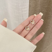 精致小巧花朵耳钉女简约冷淡风高级感耳环2025年新款 潮猫眼石耳夹