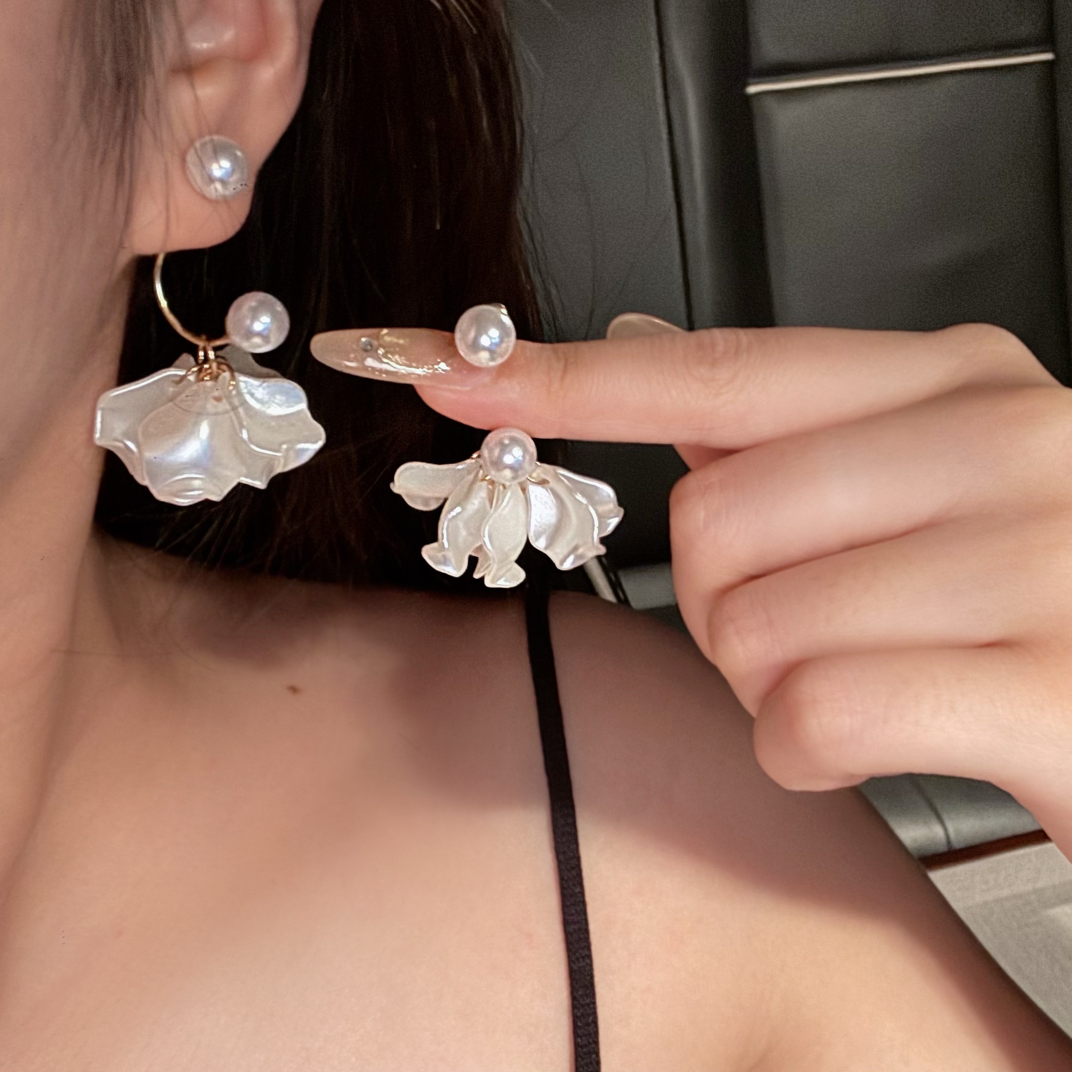 白色珍珠花瓣耳环女2025新款潮爆款耳钉度假风小众设计高级感耳饰
