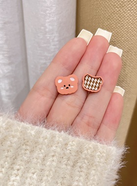 2025新款潮秋冬暖色耳钉可爱小熊不对称耳环新款简约千鸟格耳饰