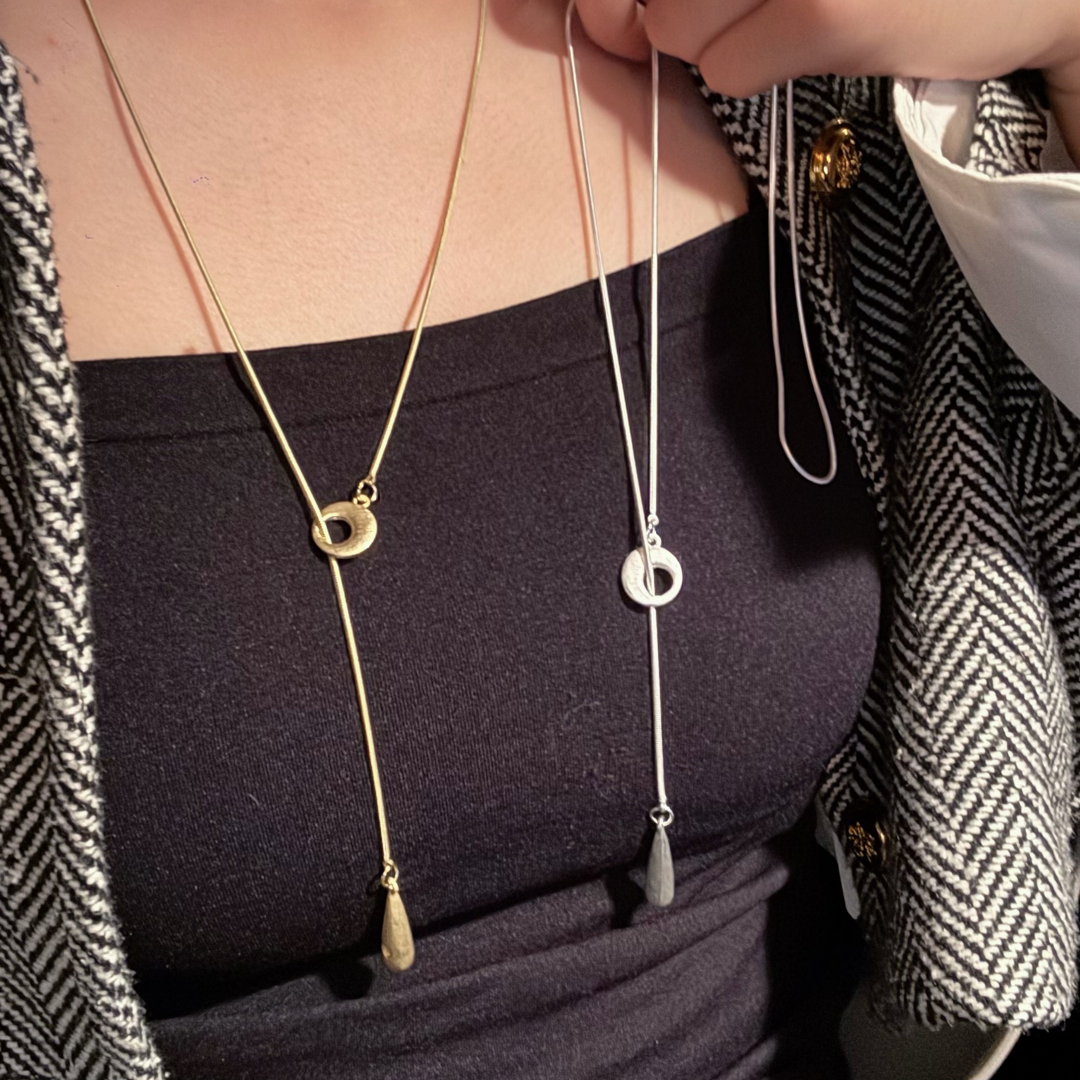 极简风水滴吊坠项链女轻奢抽拉长款毛衣链百搭简约时尚通勤锁骨链