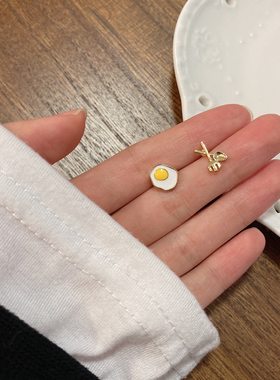 卡通风设计蛋黄不对称叉子耳钉