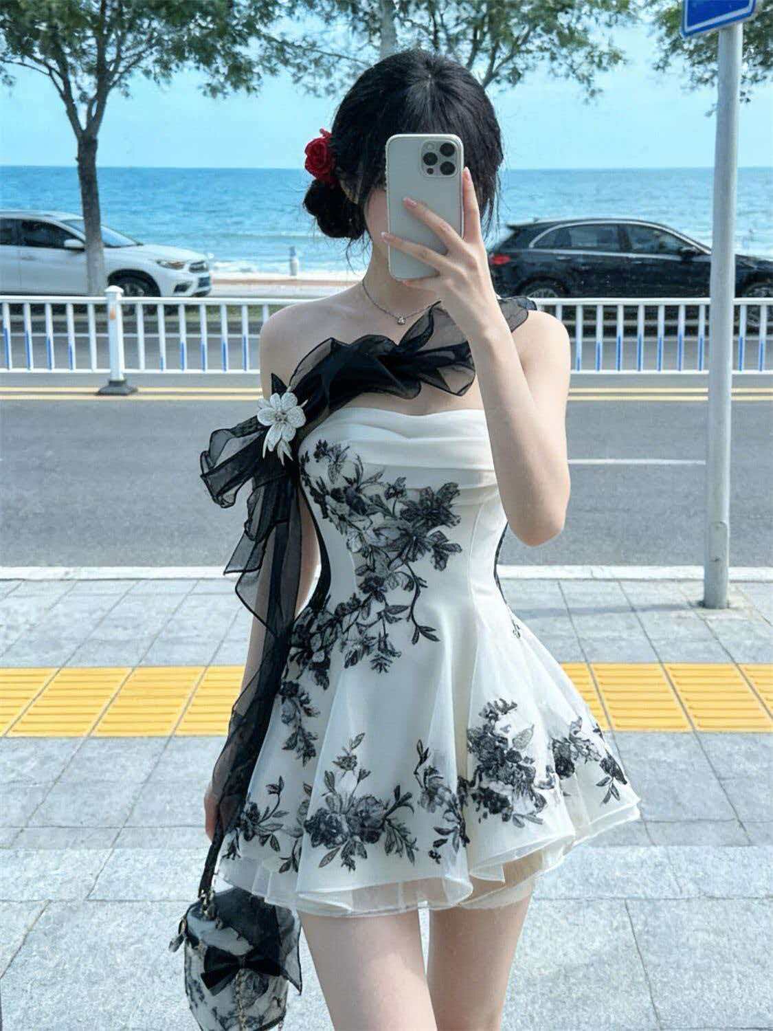 法式复古碎花吊带连衣裙女夏季新款设计感气质收腰显瘦大摆短裙