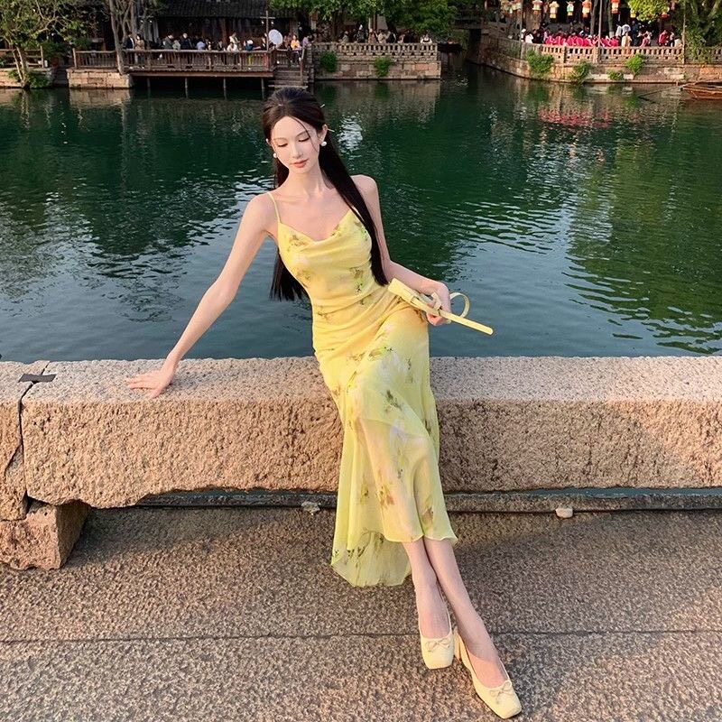 多巴胺绝美黄色碎花吊带连衣裙女夏云南三亚海岛边掐腰裙子日落裙