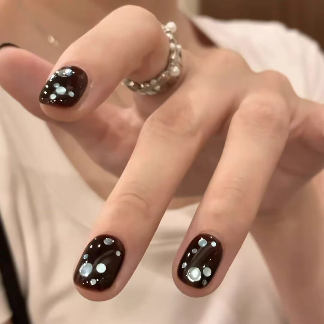 2025秋冬新款波点亮片显白美甲