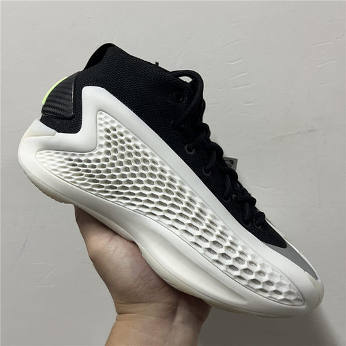 篮球鞋阿迪达斯缓震透气