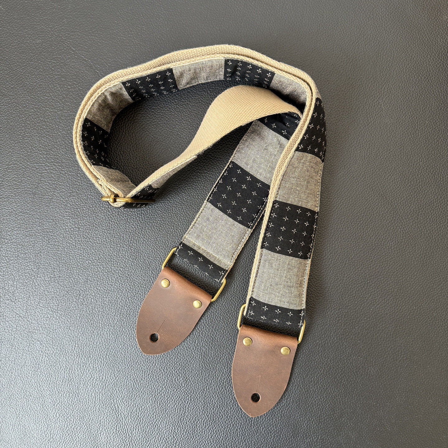 GIGFORU带海绵垫层复古立体提花通用吉他背带贝斯背带疯马皮皮头