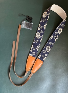 Unikstrap原创设计素净的蓝花布通用可斜跨相机背带Camera Strap