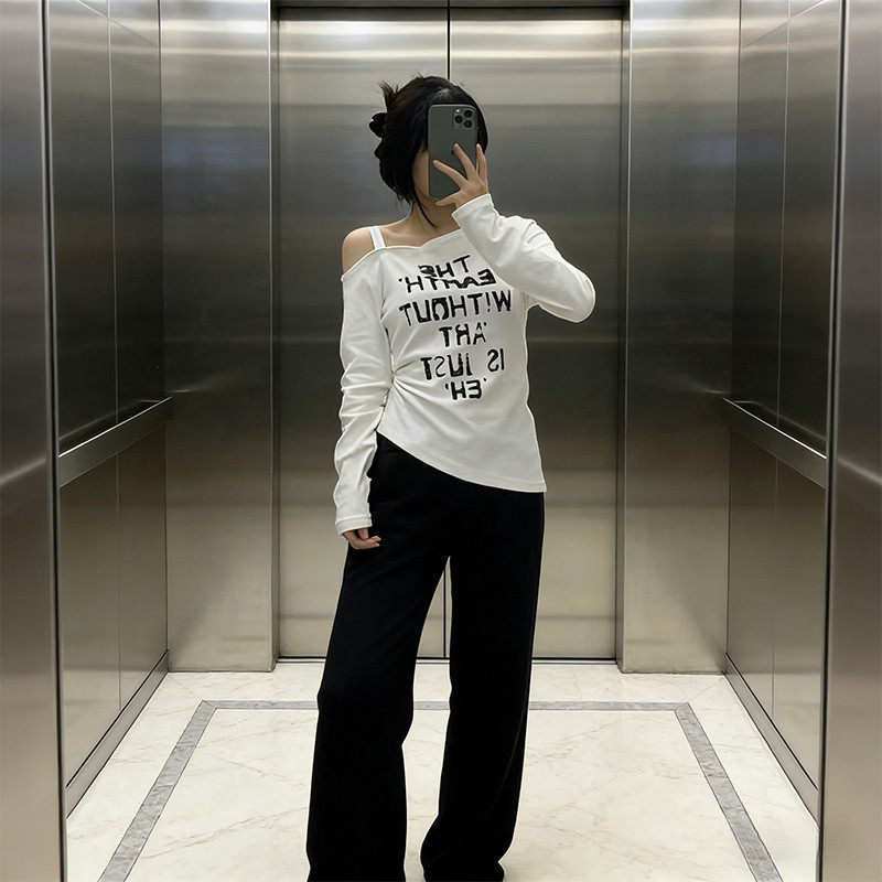 设计感小众斜露肩字母印花内搭长袖T恤女秋冬不规则修身打底上衣,女装/女士精品,T恤,淘宝优惠券,粉丝福利购,淘宝优惠卷