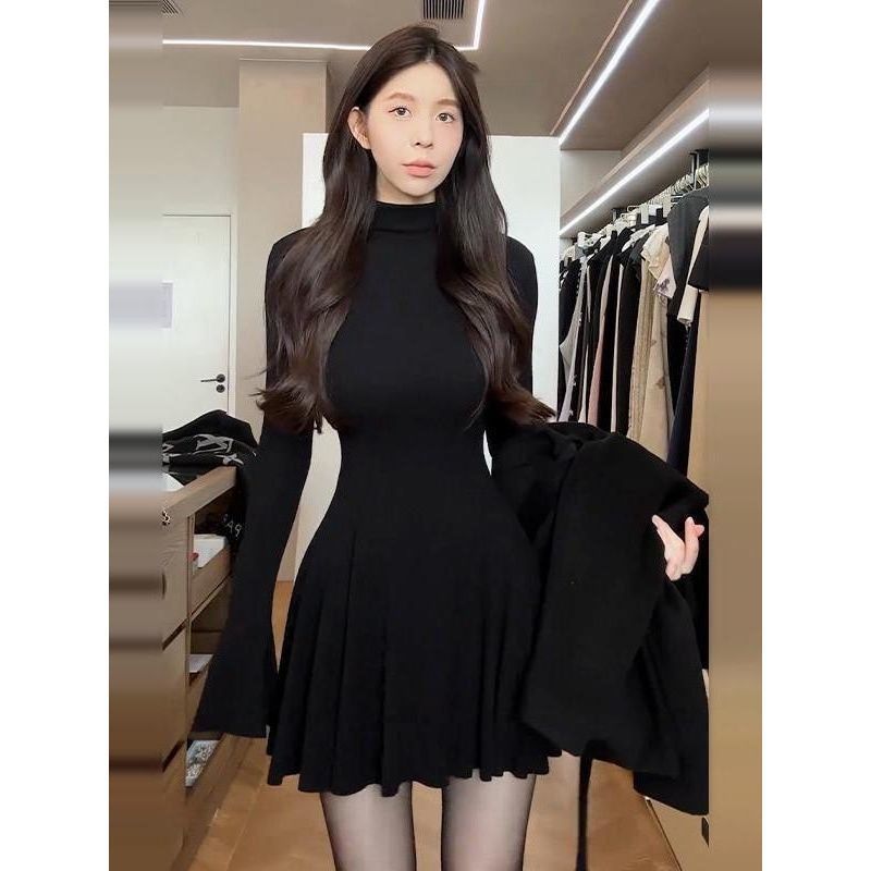赫本风黑色半高领连衣裙女秋冬季新款收腰显瘦气质高级感修身短裙