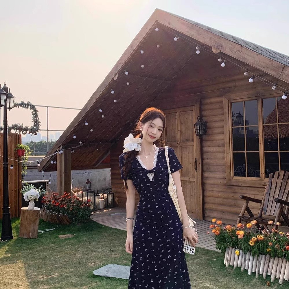 纯欲风扭结镂空短袖连衣裙女夏季法式碎花裙收腰A字裙藏蓝色长裙