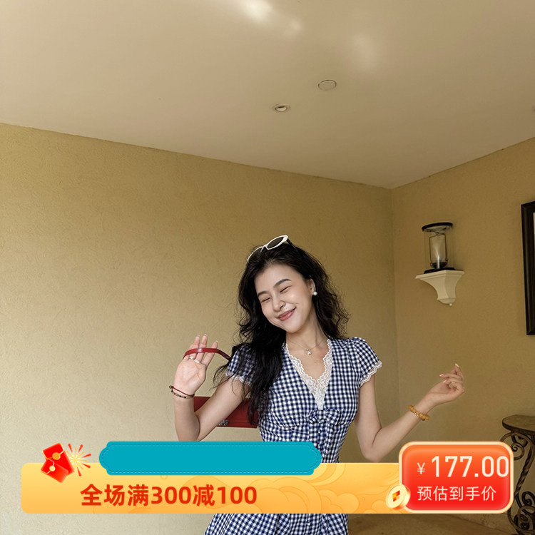 2026清纯初恋蕾丝法式复古格纹拼接V领收腰显瘦夏季气质连衣裙子
