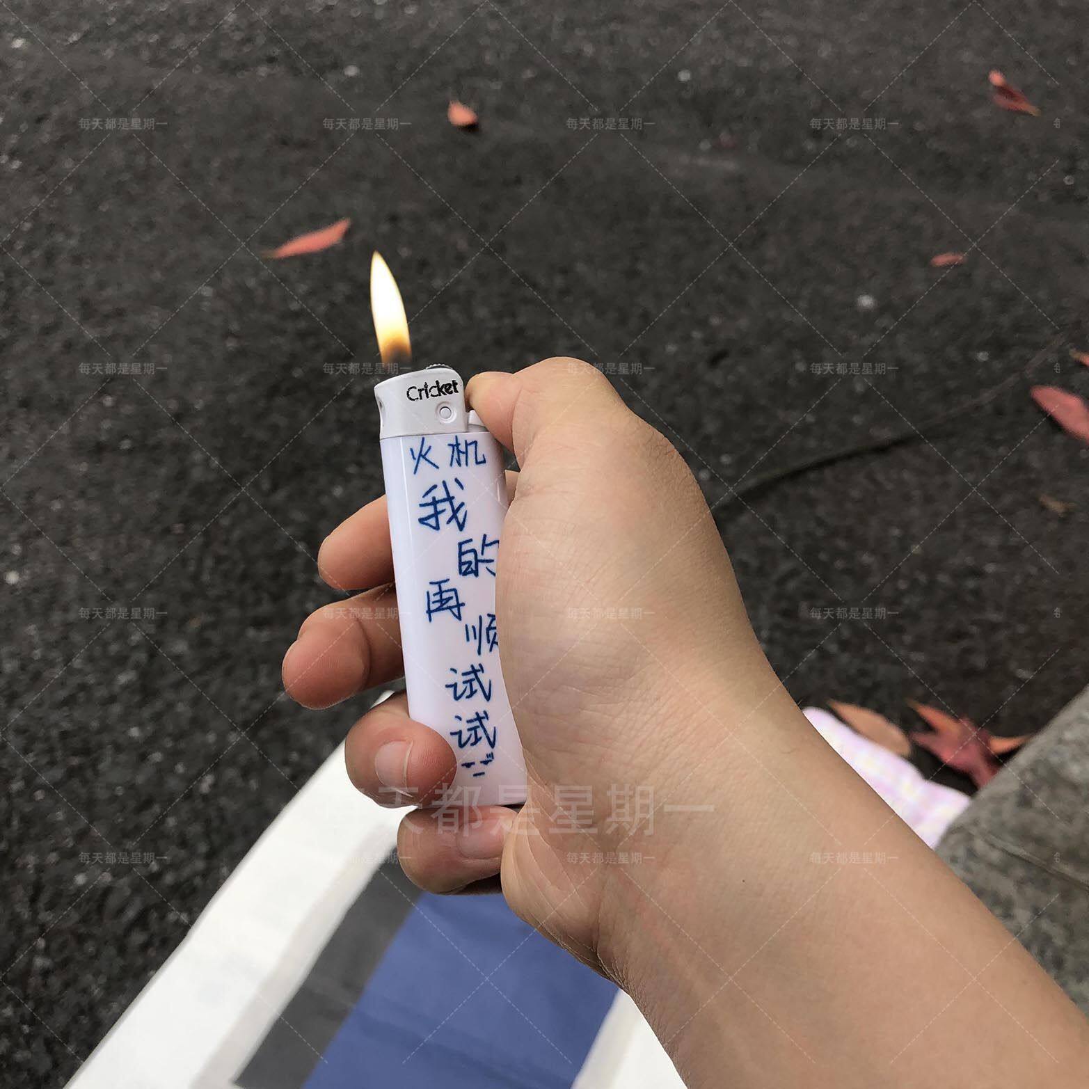 网红爆款潮流文字砂轮打火机创意个性一次性明火高颜值防爆送男友