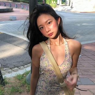 法式少女甜美印花挂脖修身包臀中长款连衣裙度假纯欲v领中裙夏季