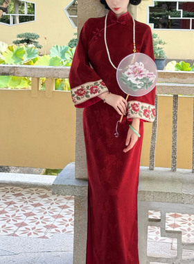 画报夫人订婚红色旗袍冬季加绒长袖复古中式新娘敬酒礼服红墙蝴蝶