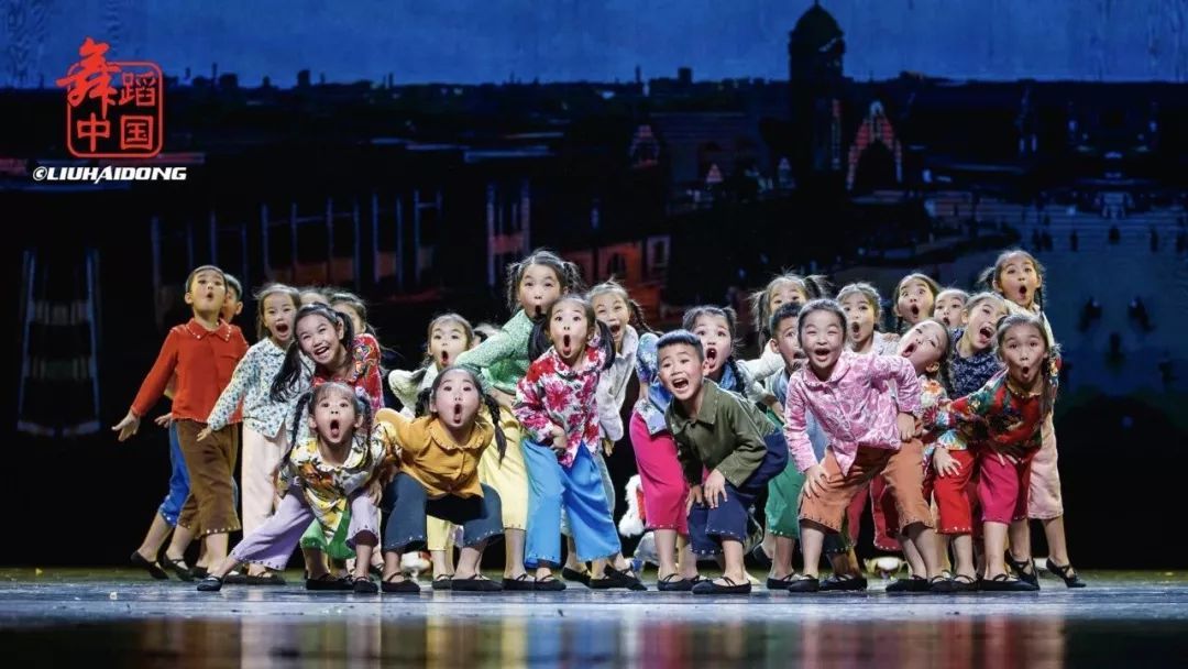 《把爱寄回家》儿童舞蹈服