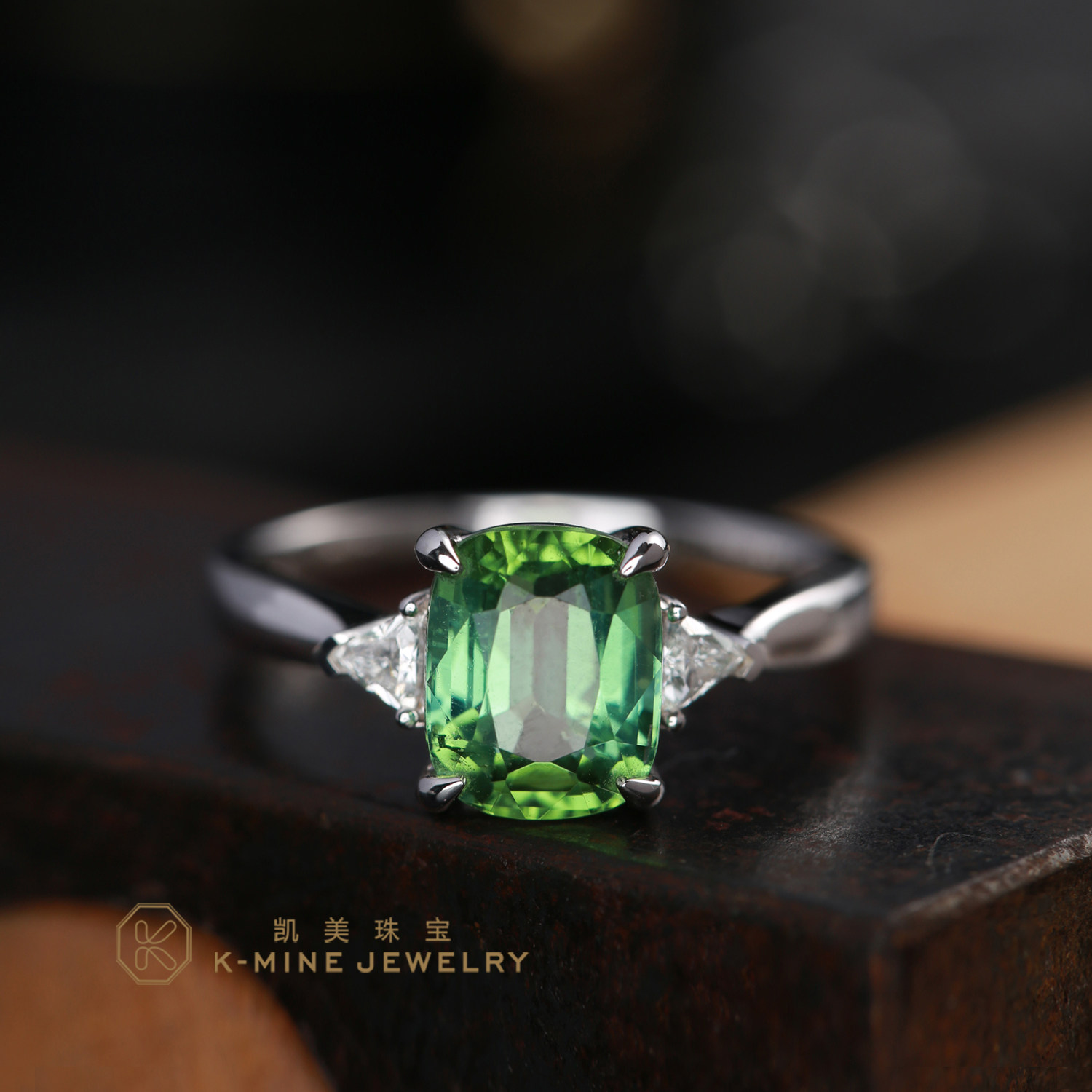 凯美珠宝绿碧玺戒指18K白金镶嵌钻石女戒经典三石款设计典雅大方
