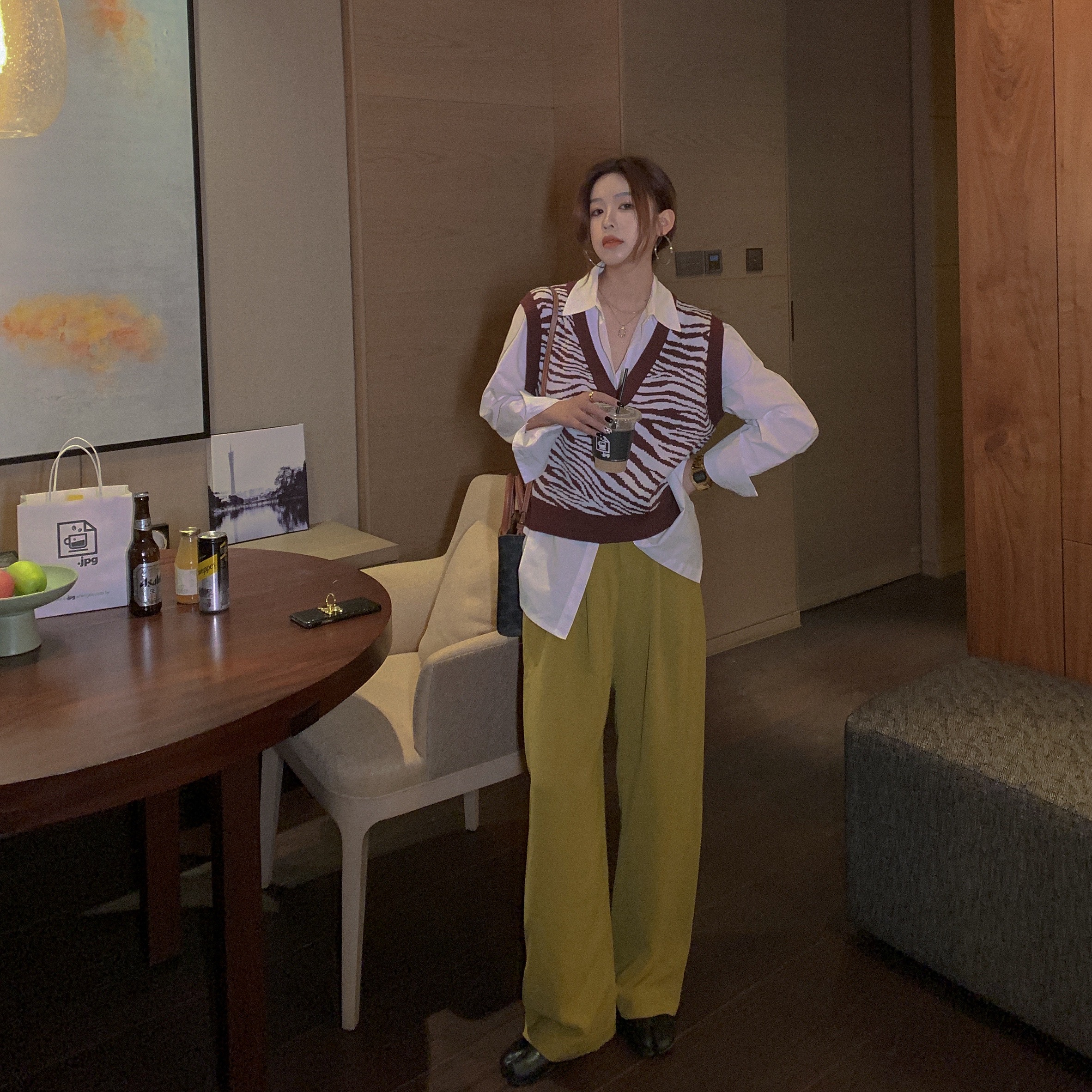 Real shot early autumn 2020 Zebra Print loose sweater vest + basic versatile white shirt