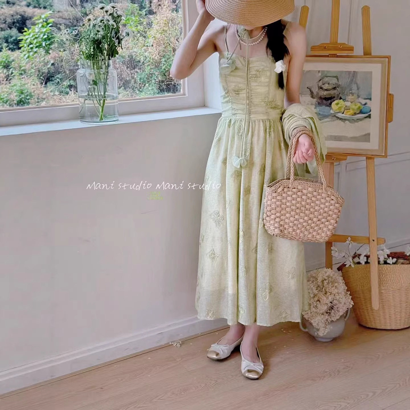 小清新花朵刺绣吊带裙子女夏季法式气质收腰显瘦中长款纯色连衣裙