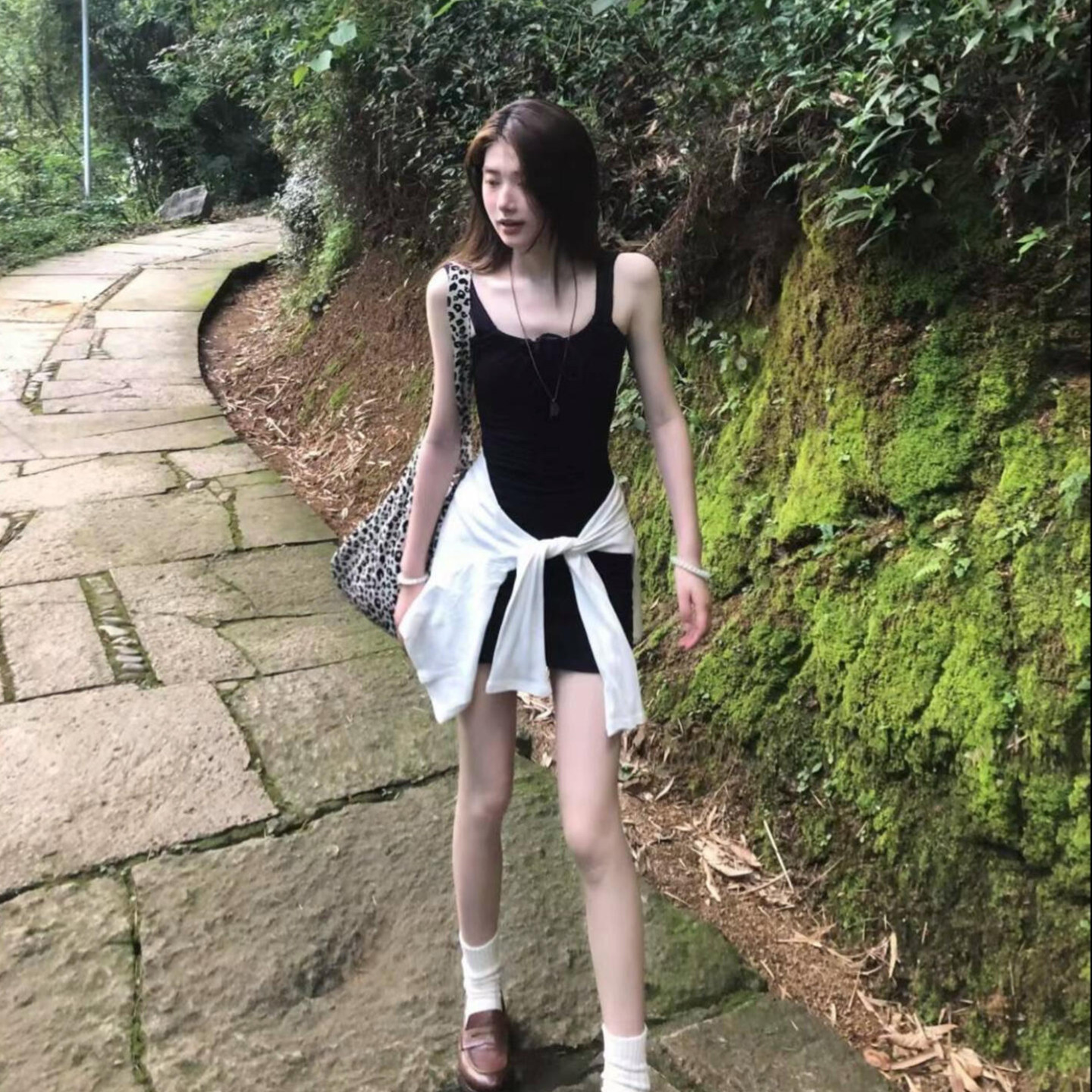 藏蓝色吊带连衣裙女包臀御姐轻熟夏日绝美小裙子套装a字掐腰短裙