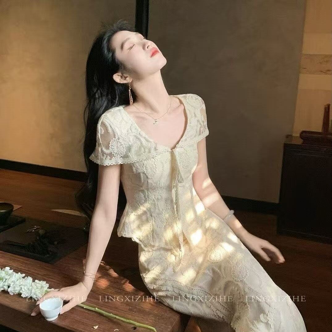 2026法式修身套装裙镂空绣花上衣女短袖V领春夏款+高腰蕾丝半身裙