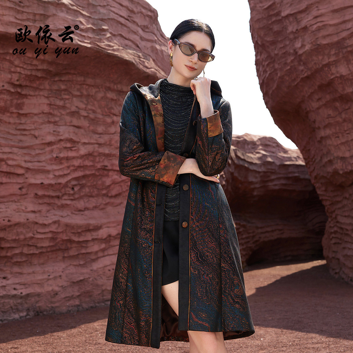 欧依云中老年妈妈秋冬厚外套连帽洋气显瘦花色风衣女中长款2026新