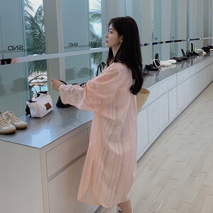 粉色中长款防晒衣女夏季2025新款轻薄慵懒风开叉宽松薄款过膝衬衫图片