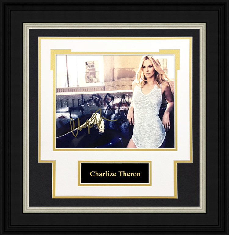 收藏 查理兹塞隆 亲笔签名 照片裱框 含sa证书 奥斯卡影后 女魔头